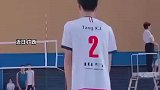 高校气排球比赛中，男生发球失误砸到裁判头部
