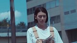 “杰女郎”三吉彩花亮相时装周凹造型，烈焰红唇吊带装身材A爆了