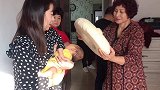 小宝宝今天满月了，接下来的场面好逗，不知道的还以为是结婚呢