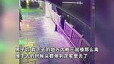男子酒后夜晚河边小便，未注意隔离带不慎跌落，立马变身“拄拐人”