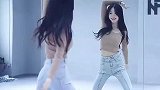 美女动感舞蹈，跳舞就得有自信，笑得好甜
