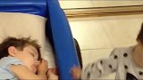 小哥哥每天都要被妹妹叫醒，宠爱的不舍得责备，真是甜蜜的骚扰