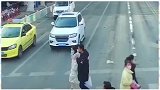 无人机检查没有面具的公民并发出警告，这个设备真的好先进！