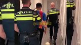 某地一小伙在非公共场所踢球被关了三天禁闭，他又进去了