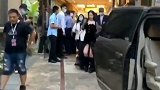 孟美岐暗黑公主风造型 哇哦！美岐今天的造型太绝了！酷酷的大美女