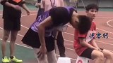 近日，重庆一高校男生穿短裙丝袜参加运动会，称要给青春留一点不一样的记忆 你怎么看