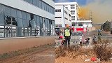 云南曲靖一厂区尾气回收塔发生爆炸 周围玻璃被震碎