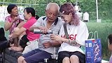 两代人在那里品尝对方的苦，第三代在旁边疑惑不解