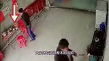 男子到朋友家做客，朋友妻子热情招待，监控却拍下无语画面！