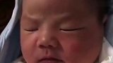 刚出生的小宝宝，听到了隔壁传来的哭声，下一秒的神情真好玩