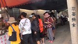 小胡同里寻美味，一张凉皮裹着吃，每天排队十几米，来晚吃不到