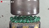 把玻璃球倒进1000度熔炉会怎样？老外亲自测试，结果玩大了！