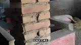 现在这摆地摊太火了，律师都出来卖凉皮了