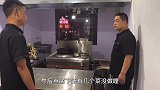 葱爆羊肉后厨太忙做不出，徒弟上二楼找厨师，厨师让拿到二楼来做