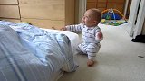 爸爸用视频记录宝宝第一次学走路的过程，最后小样儿萌翻了