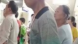 大叔独自带脑出血的老伴看病，排队时慌张无助的样子让人难受