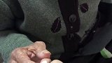 外孙女给99岁外婆看新做的美甲，知道价格后外婆被“吓”一跳家有老人如有一宝我的姥姥