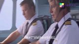 波音客机又出事了，降落时冲出跑道断成三截，现场是一片狼藉