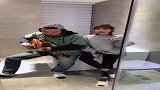 厕所里唱歌比停车场好听多了，不信你们试试