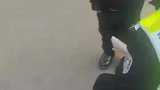 近日，河南许昌，4岁孩子穿单衣走失，交警发现后脱衣给孩子