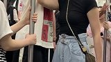 啊，我也拍到上热搜的这对情侣了，这是最新的坐地铁的方式吗？