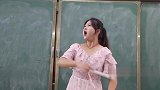 老师教同学音乐，结果女同学的声音把老师给吓跑了