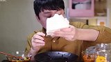 小哥吃一大坨老豆腐，跟泡菜一起吃