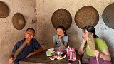 邬小妹带了皮划艇，管子哥带柚子体验划船的感觉