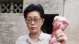 九九炖猪棒骨，只因母亲买少了，老九只能喝两碗汤来解解谗