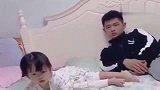 哥哥给妹妹挠痒，结果还被嫌弃，瞬间把哥哥惹毛了，真是哭笑不得