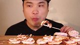 小哥吃棉花糖，蘸上巧克力酱，美味极了
