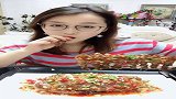 生鲜麻辣葱花大海兔，吃的那叫一个开心啊，小姐姐吃的相当可爱