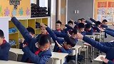90后小学老师带全班学生跳“神曲”舞：调解氛围还解压