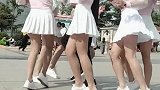 六大美女围着一个大叔跳，这个大叔成了广场上的焦点