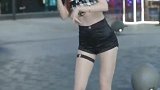 网红美女街头尬舞，舞姿精彩好看，真有魅力！