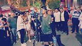 云南：二美女近距离围观网红励志直播歌手久久不肯离开并拍照留恋