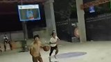 男孩准备投篮时，球场上的灯突然关闭
