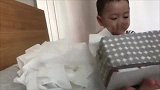 小宝宝vs纸巾盒，这个画面保证每位宝妈都见过！