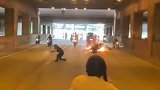 美国：数十名摩托车手高速上“表演”特技，引发撞车瞬间起火