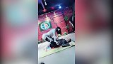 兄弟们别等了！健身房女教练来了 还能帮你拉伸呢