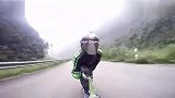 第一视角感受山顶滑板速降 时速超过70公里