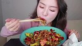 喜喜吃麻辣香锅，吃起来太香了，看着好有食欲