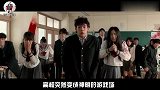 老师脑袋突然爆炸，鲜血变成红弹珠落下，撒满了整间教室，恐怖片