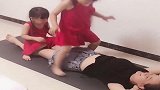 妈妈减肥成功了，三胞胎孩子功不可没，眼前这一幕，看完不许笑！