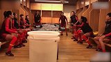 谁说女子不如男！女足姑娘们更衣室里完成头球接力