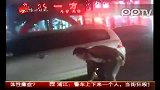 实拍警察换便衣下警车 一脚踹倒黄包车夫
