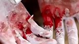 中国军人训练不畏艰难，即使手掌磨破也坚持完成