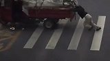 聊城“推车姐”找到了！路遇故障三轮车，她冲上去一把推走 ：“咱在一个城市里就是一家人”