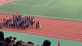 运动会机器人领队越走越慢，被强行拖走，引全校师生爆笑