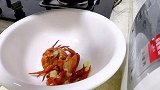 买20元的小龙虾，阿武说这么做就很好吃，蒜香肉嫩味道好